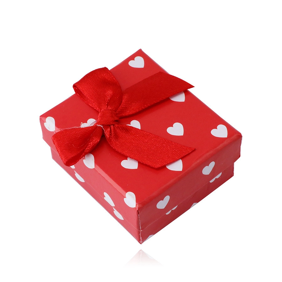 E-shop Šperky Eshop - Červená darčeková krabička na náušnice - biele srdiečka, červená mašlička Y50.11