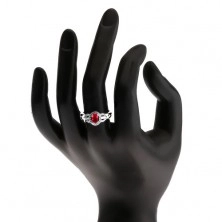 Prsteň s červeným oválnym kameňom, drobné číre zirkóniky, striebro 925