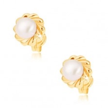 Zlaté náušnice 375 - ligotavý viaclupeňový kvietok s bielou perlou