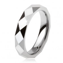 Tungstenový prsteň oceľovosivej farby, geometricky brúsený povrch