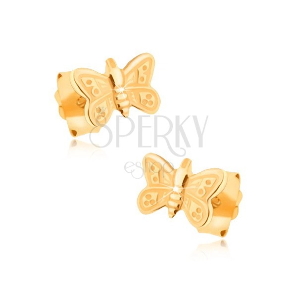 Náušnice v žltom 9K zlate - ligotavý ozdobne gravírovaný motýlik