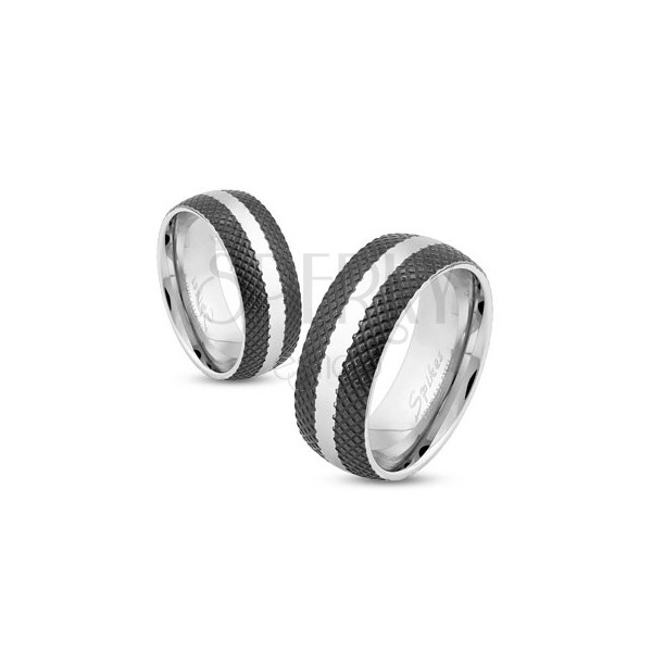 Oceľový prsteň s čiernym mriežkovaným povrchom, lesklý pás striebornej farby, 8 mm