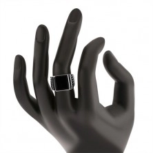 Strieborný 925 prsteň, čierny obdĺžnik a ryhy na ramenách