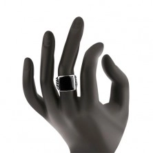 Strieborný prsteň 925, čierny glazúrovaný štvorec, výrezy na ramenách
