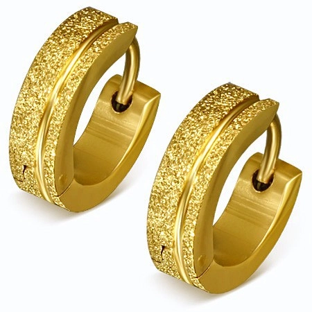 E-shop Šperky Eshop - Trblietavé oceľové náušnice v zlatej farbe, pieskované krúžky, pásik SP49.10