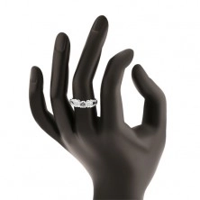 Strieborný prsteň 925, číre kamienky, rozdvojené previazané ramená, bočné zdobenie