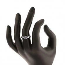 Strieborný prsteň 925, výrazný brúsený zirkón, zúžené ramená, línia zirkónov