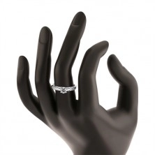Trblietavý strieborný prsteň 925, číry kamienok, zdobené bočné strany prsteňa
