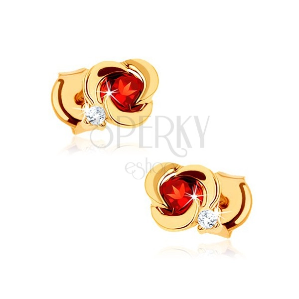Zlaté náušnice 375 - kvet s hladkými lupeňmi a okrúhlym červeným granátom