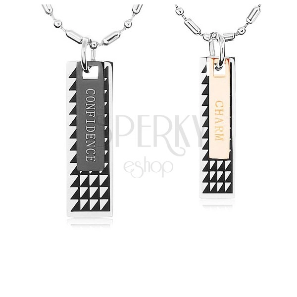 Dva oceľové náhrdelníky, známky s čiernymi trojuholníkmi a nápismi