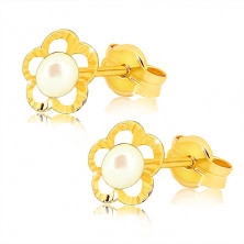 Zlaté náušnice 375 - gravírovaný obrys kvetu, guľatá perlička bielej farby