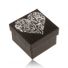 Čierna darčeková krabička na prsteň, srdce striebornej farby z ornamentov