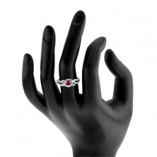 Strieborný prsteň 925, zatočené zirkónové línie, červený srdcový zirkón