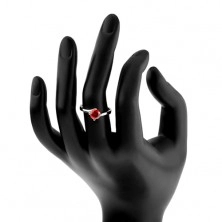 Prsteň zo striebra 925, okrúhly červený zirkón, zrkadlovolesklé ramená