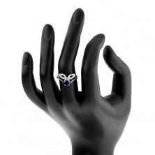 Strieborný prsteň 925, rozdelené ramená, číre obrysy zrniek, tmavomodrý zirkón