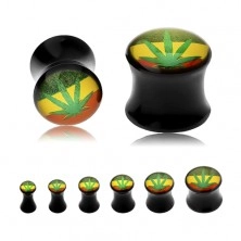 Čierny sedlový plug do ucha, zelená marihuana na pozadí s rasta farbami