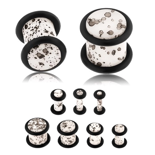 E-shop Šperky Eshop - Akrylový plug do ucha, povrch bielej farby s čiernymi fliačikmi, čierne gumičky S44.31 - Hrúbka: 6 mm