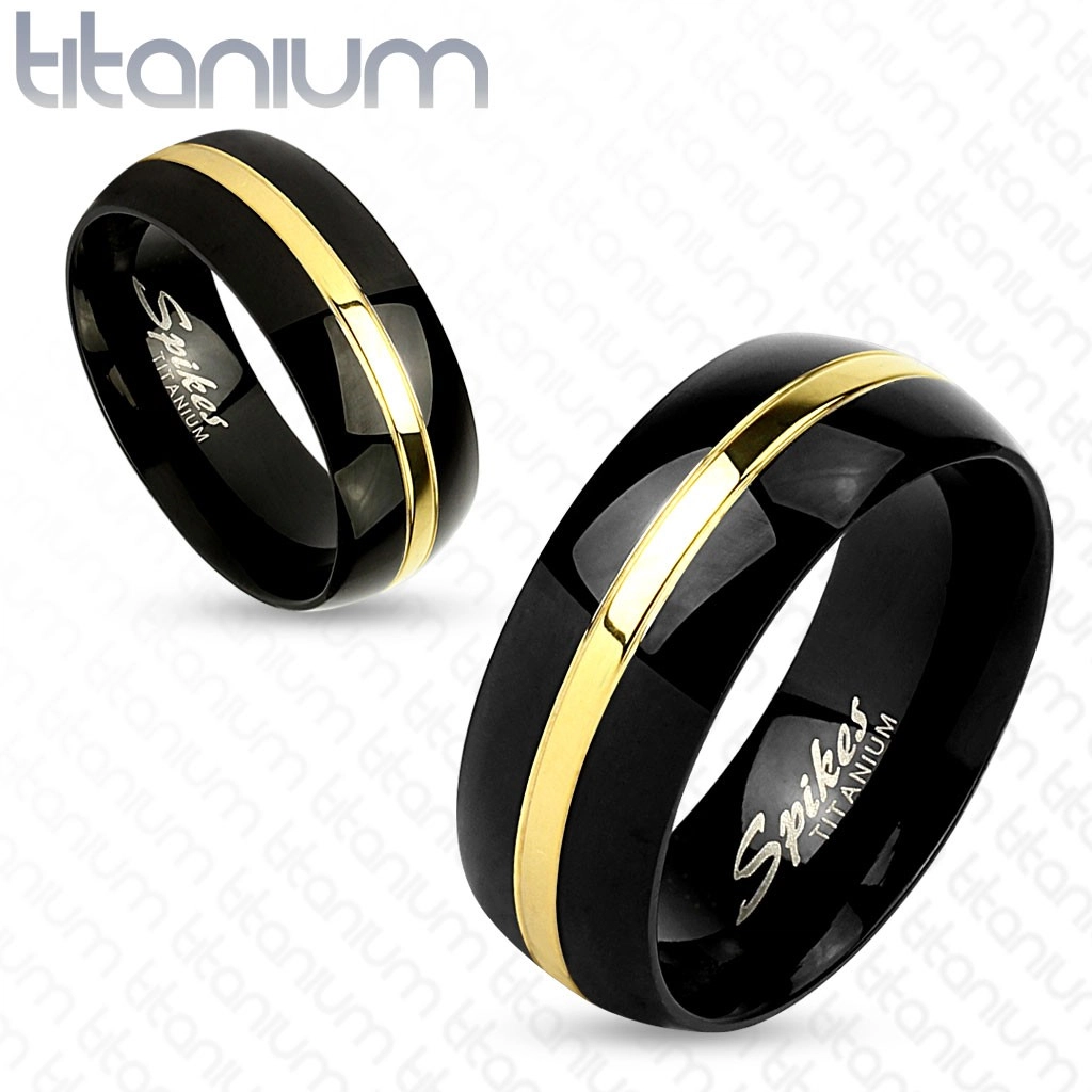 E-shop Šperky Eshop - Čierna obrúčka z titánu, lesklý oblý povrch, pás zlatej farby, 8 mm HH13.4