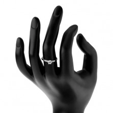 Zásnubný strieborný prsteň 925, okrúhly číry zirkón, ligotavé línie na ramenách