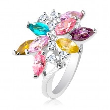 Ligotavý prsteň striebornej farby, veľký asymetrický kvet z farebných zirkónov