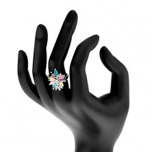 Ligotavý prsteň striebornej farby, veľký nesúmerný kvet z farebných zirkónov
