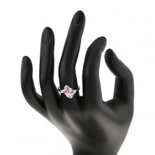 Ligotavý prsteň v striebornom odtieni, dve ružové zirkónové zrnká, číre zirkóniky