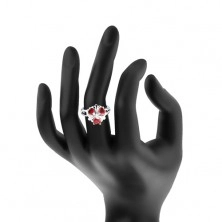Oceľový prsteň, ligotavý kvet s červenými srdiečkovými zirkónmi