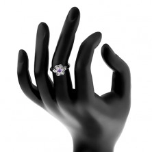 Ligotavý prsteň v striebornom odtieni, fialovo-číry zirkónový kvietok