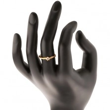 Zlatý prsteň 585 - zvlnené zirkónové ramená, vystupujúci číry zirkón