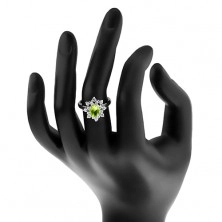 Prsteň so strieborným odtieňom, ligotavý zeleno-číry kvet