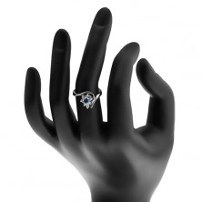 Trblietavý prsteň v striebornom odtieni, tmavomodrý zirkón, číre lupene