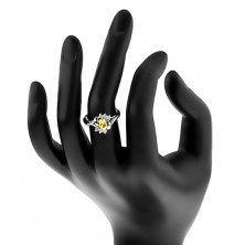 Lesklý prsteň so žltým oválnym zirkónom, strieborná farba, číre zirkóniky