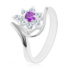 Prsteň v striebornej farbe, asymetrické ramená, fialovo-číry zirkónový kvet