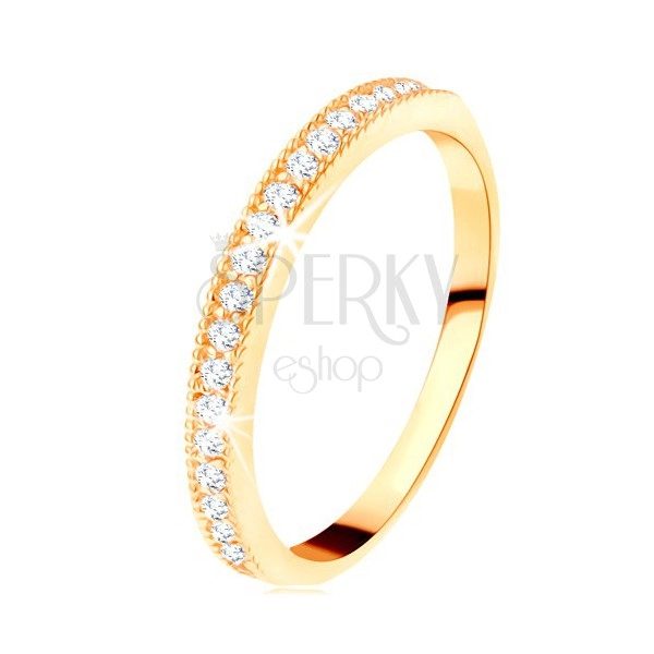 Zlatý prsteň 585 - číry zirkónový pás s vyvýšeným vrúbkovaným lemom