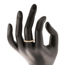 Zlatý prsteň 585 - číry zirkónový pás s vyvýšeným vrúbkovaným lemom