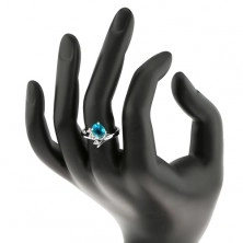 Lesklý prsteň v striebornej farbe, oválny akvamarínový zirkón, úzke ramená