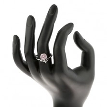 Prsteň s ligotavým zirkónovým kvietkom v ružovej farbe, úzke lesklé ramená
