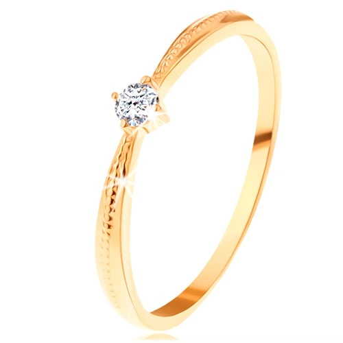 Zásnubný prsteň v žltom 14K zlate - okrúhly číry zirkón, vrúbky na ramenách - Veľkosť: 51 mm