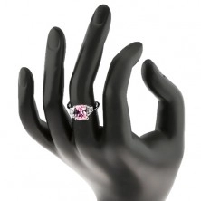 Trblietavý prsteň v striebornom odtieni, obdĺžnikový zirkón v ružovej farbe