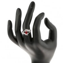 Ligotavý prsteň so strieborným odtieňom, červený brúsený ovál, číre zirkóniky