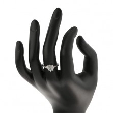 Trblietavý prsteň so strieborným odtieňom, zúžené ramená, zirkónový kvietok