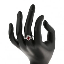 Lesklý prsteň v striebornej farbe, obrys srdiečka, červeno-číre zirkóniky