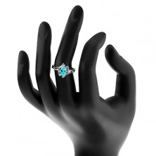 Lesklý prsteň so zárezom, akvamarínové zrnko, dvojice čírych zirkónikov