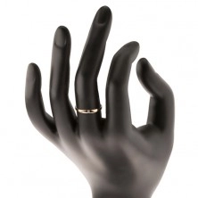 Zlatý prsteň 585 - ligotavý diamant čírej farby, hladké vypuklé ramená