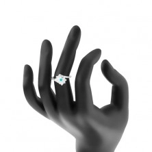 Trblietavý prsteň v striebornom odtieni, obdĺžnik v čírej a svetlomodrej farbe