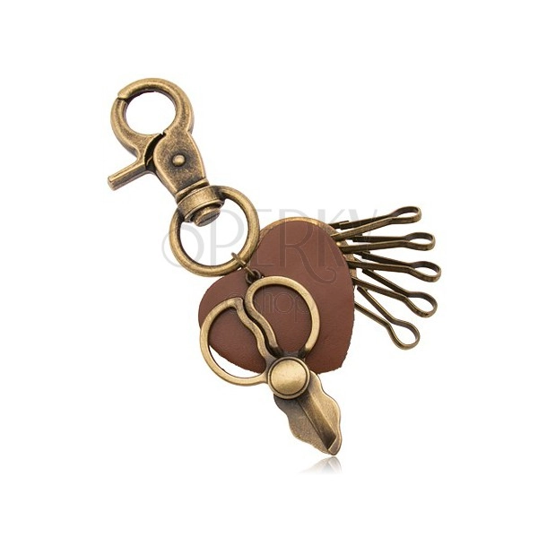 Patinovaný prívesok na kľúče, mosadzný odtieň, nožnice a hnedé srdiečko