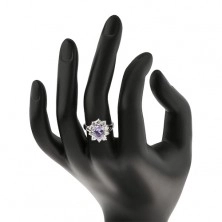Trblietavý prsteň s rozdelenými ramenami, brúsené zirkóny vo svetlofialovej a čírej farbe