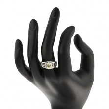 Ligotavý prsteň s rozvetvenými ramenami, oválny stred, dvojice čírych zirkónov