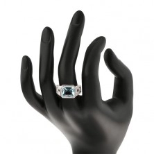 Strieborný 925 prsteň, ramená s ornamentom, svetlomodrý zirkón, číra obruba