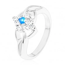 Trblietavý prsteň s rozdelenými ramenami, modrý zirkón v čírom kosoštvorci